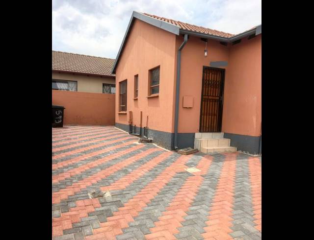 2 BEDROOM PROPERTY TO RENT IN FLEURHOF